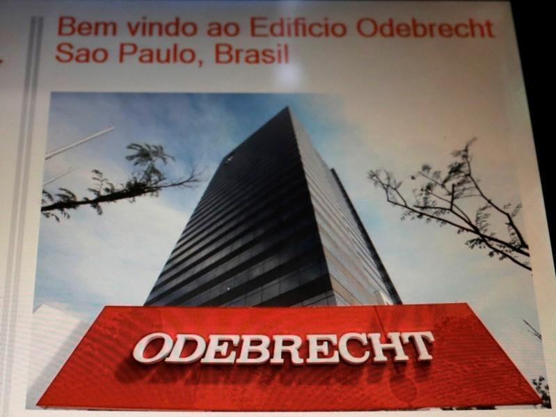 Logo của tập đoàn xây dựng Odebrecht bên trong thang máy tại trụ sở chính ở Sao Paulo, Brazil. (Ảnh: Reuters)
