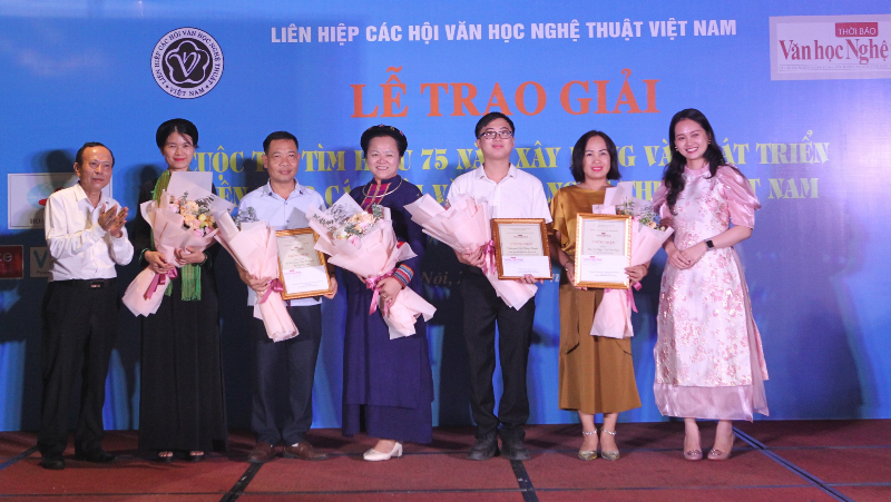 Đại diện Ban Tổ chức trao giải cho các tác giả đạt giải.