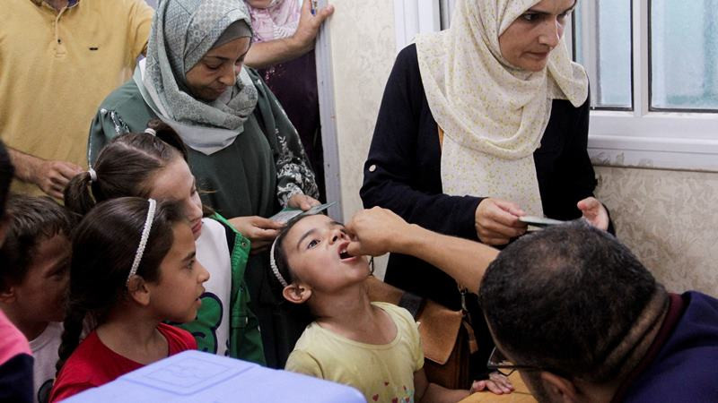 Trẻ em Palestine được uống vaccine ngừa bại liệt, Jabalia, phía bắc Dải Gaza, ngày 10/9/2024. (Ảnh: Reuters) 
