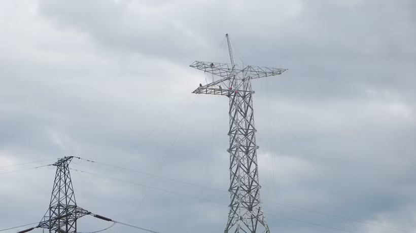 Thi công kéo dây trên cao tại vị trí cột trên địa bàn huyện Nam Đàn, tỉnh Nghệ An. (Ảnh: TRUNG HƯNG)