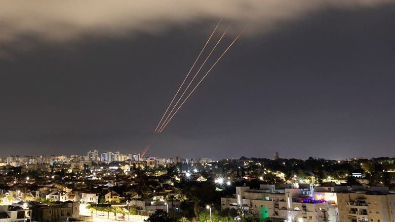 Hệ thống chống tên lửa của Israel kích hoạt phản ứng sau khi Iran phóng máy bay không người lái và tên lửa về phía Israel, nhìn từ Ashkelon, Israel, ngày 14/4/2024. (Ảnh: Reuters) 