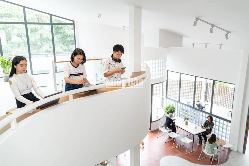 Các bạn trẻ làm việc tại The XOAY, một không gian giao lưu, kết nối nghệ thuật, sáng tạo ở Thành phố Hồ Chí Minh. (Ảnh: MAI NGỌC)