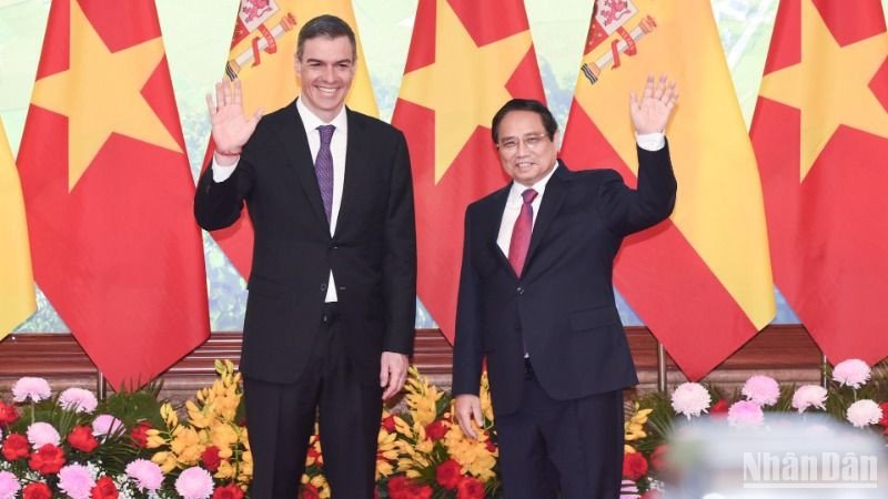 Thủ tướng Phạm Minh Chính và Thủ tướng Tây Ban Nha Pedro Sanchez. (Ảnh: TRẦN HẢI) 