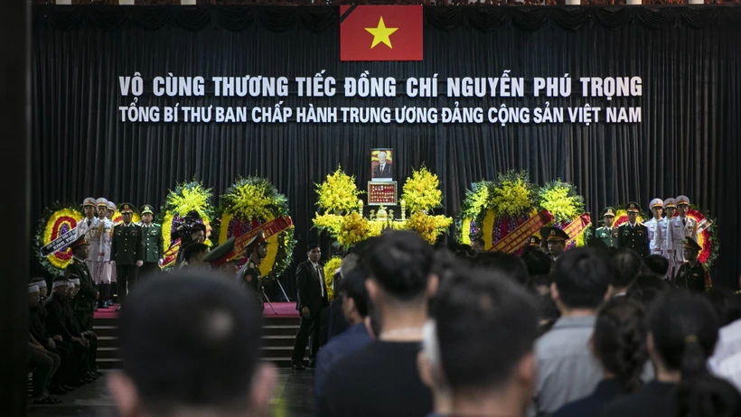 Người nước ngoài tỏ lòng thành kính với Tổng Bí thư Nguyễn Phú Trọng 