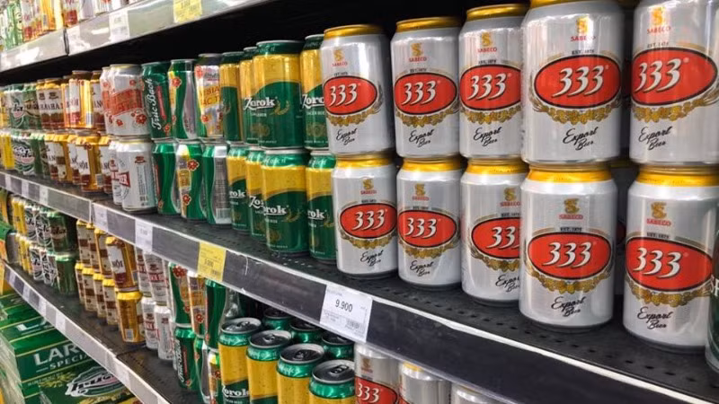 Các hiệp hội, doanh nghiệp kiến nghị có lộ trình phù hợp trong việc áp thuế tiêu thụ đặc biệt đối với rượu, bia, nước giải khát. (Ảnh minh họa: TTXVN) 