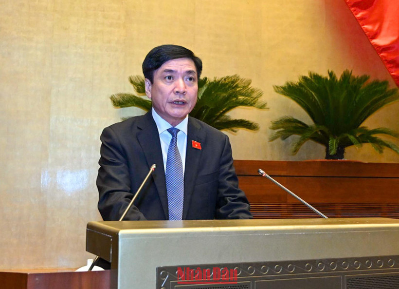 Tổng Thư ký-Chủ nhiệm Văn phòng Quốc hội Bùi Văn Cường trình bày Tờ trình dự thảo Nghị quyết ban hành Nội quy kỳ họp Quốc hội (sửa đổi). Ảnh: DUY LINH