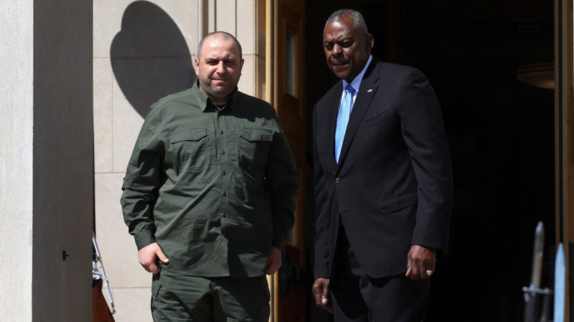 Bộ trưởng Quốc phòng Mỹ Lloyd Austin cùng người đồng cấp Ukraine Rustem Umerov trước cuộc họp tại Lầu năm Góc ở Washington, Mỹ, ngày 2/7/2024. (Ảnh: Reuters)