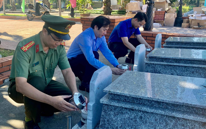 Lắp đặt đèn năng lượng mặt trời tại các phần mộ liệt sĩ.