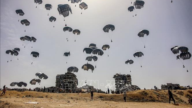 Hàng viện trợ nhân đạo được thả xuống miền bắc Dải Gaza ngày 23/4/2024. (Ảnh: AFP/TTXVN)