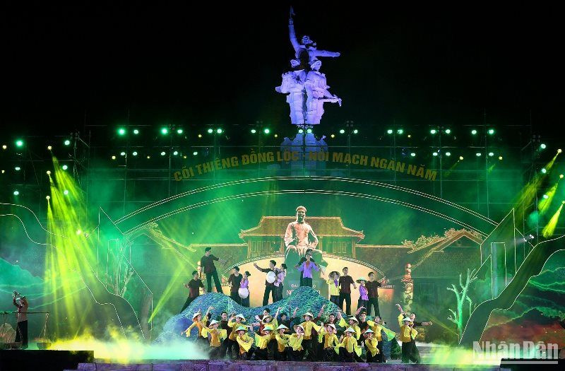 Tiết mục biểu diễn tại Chương trình nghệ thuật "Cõi thiêng Đồng Lộc - Nối mạch ngàn năm". (Ảnh: THÀNH ĐẠT)