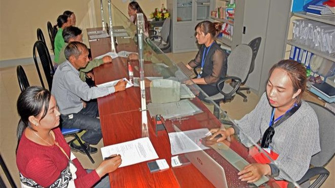 Người dân đến làm thủ tục đăng ký hộ khẩu tại xã Lóng Sập, huyện Mộc Châu, Sơn La. (Ảnh: TTXVN) 