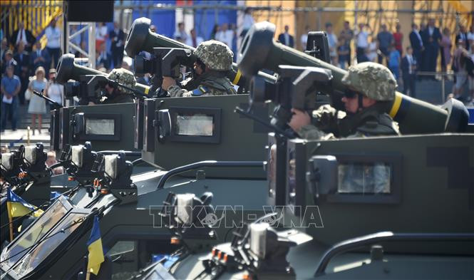 Tên lửa chống tăng Javelin trên xe quân sự trong lễ duyệt binh tại Kiev, Ukraine. (Ảnh tư liệu: AFP/TTXVN)