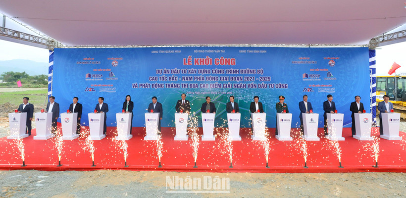 Thủ tướng Phạm Minh Chính cùng lãnh đạo các Bộ, ngành Trung ương và địa phương tại điểm cầu Quảng Ngãi ấn nút khởi công đồng loạt 12 dự án thành phần cao tốc bắc-nam. 