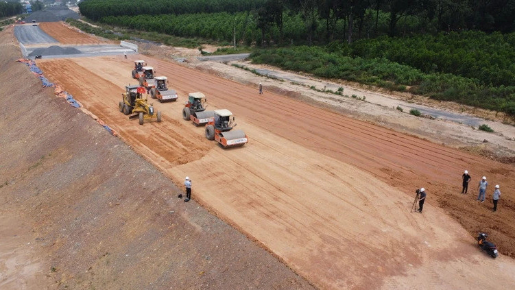 Các chính sách mới được quy định trong Luật Đầu tư công (sửa đổi) sẽ phát huy hiệu quả trong việc đẩy nhanh tiến độ xây dựng, phê duyệt và triển khai kế hoạch đầu tư công trung hạn giai đoạn 2026-2030. (Ảnh minh họa: TTXVN)