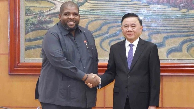 Thường trực Ban Bí thư Trần Cẩm Tú tiếp Tổng Thư ký Đảng Mặt trận giải phóng Mozambique (FRELIMO) Chakil Aboobacar. (Ảnh: TTXVN)