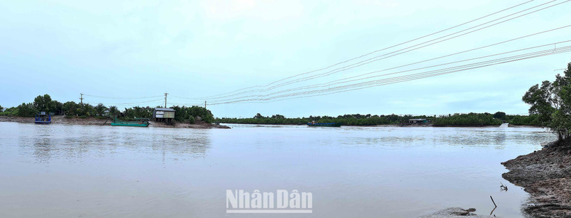 Vùng sông nước Cà Mau nước sâu và chảy xiết, rất nguy hiểm khi di chuyển trên sông, nhất là vào đêm tối.