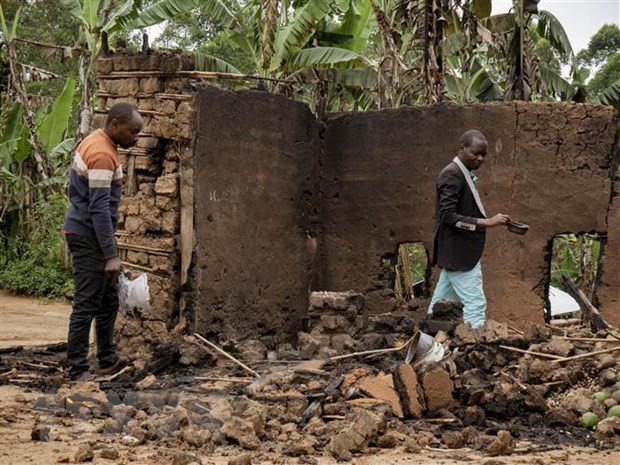 Một ngôi nhà bị phá hủy sau một vụ tấn công tại Cộng hòa Dân chủ Congo. (Ảnh: AFP/TTXVN)