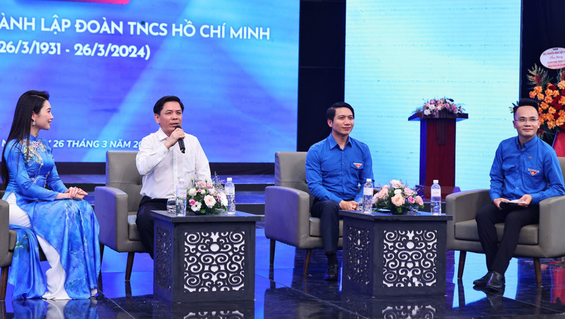 Bí thư Đảng ủy Khối các cơ quan Trung ương Nguyễn Văn Thể đối thoại với cán bộ, đoàn viên, thanh niên tiêu biểu. (Ảnh: TRUNG HƯNG)