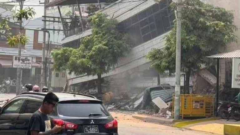 Bức ảnh chụp vào ngày 28/3/2025 ghi lại hình ảnh một tòa nhà bị hư hại sau trận động đất tại Mandalay, Myanmar. (Ảnh: Xinhua) 