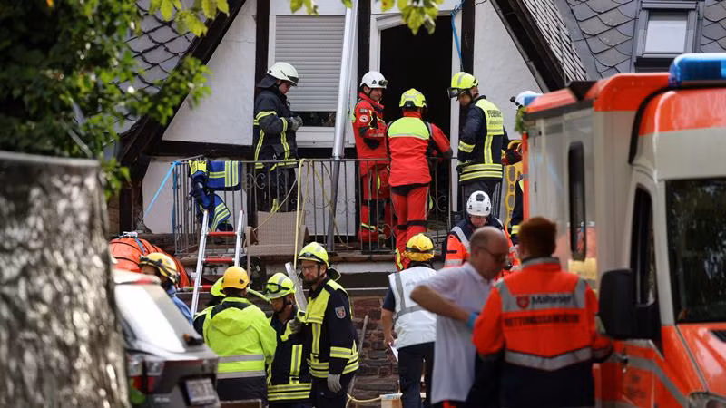 Lính cứu hỏa và nhân viên y tế tại hiện trường vụ khách sạn bị sập một phần ở thị trấn Kröv, bang Rhineland-Palatinate, Đức. (Ảnh: Reuters) 