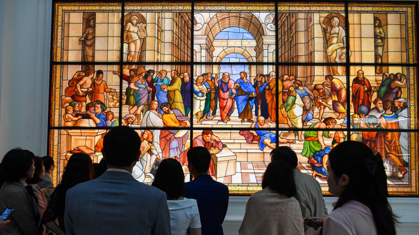 Bức tranh kính màu kinh điển "The School of Athens" là một trong những hiện vật đáng chú ý của bảo tàng.