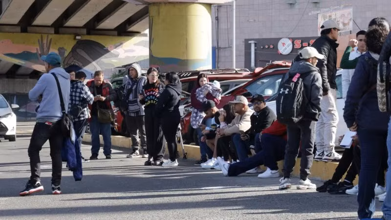 Những người di cư chờ đợi tại trạm kiểm soát Chaparral ở Tijuana, Mexico, ngày 20/1/2025. (Ảnh: Xinhua) 