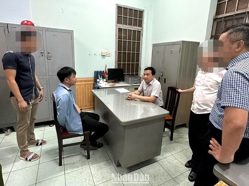 Thiếu tướng Nguyễn Sĩ Quang, Giám đốc Công an tỉnh Đồng Nai lấy lời khai đối tượng Ngô Quý Phương.