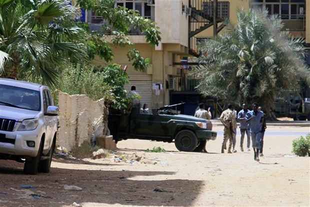 Xe quân sự trên một đường phố ở Khartoum (Sudan), ngày 15/4/2023. (Ảnh: AFP/TTXVN)