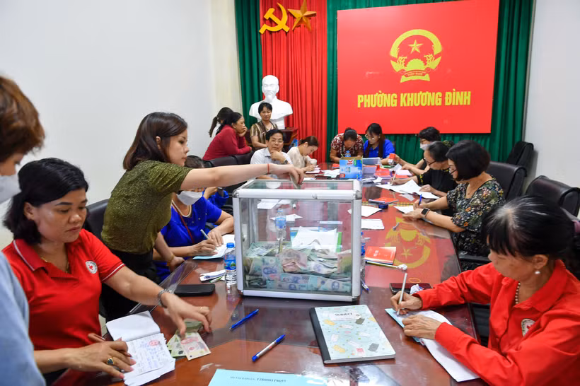 Ban Vận động Ủy ban MTTQ Việt Nam quận Thanh Xuân tiếp nhận được hơn 132 tỷ đồng ủng hộ khắc phục hậu quả vụ hỏa hoạn. (Ảnh: THÀNH ĐẠT)