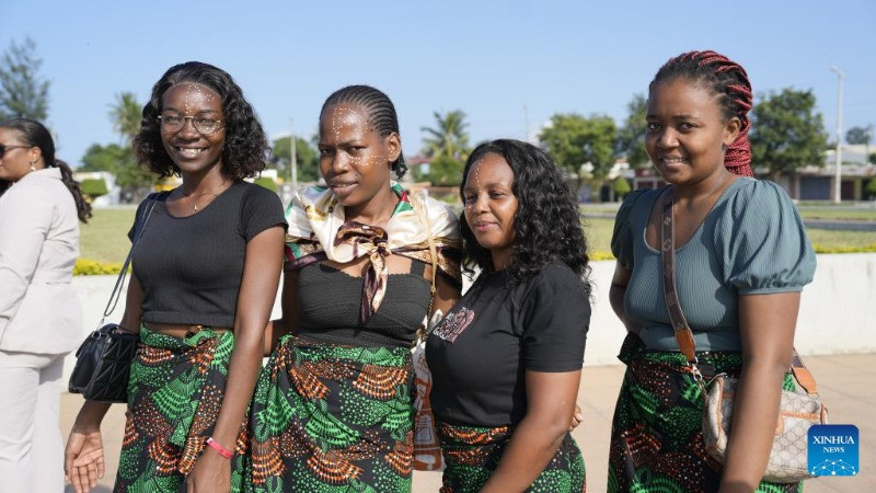 Phụ nữ Mozambique tạo dáng chụp ảnh tại Quảng trường Anh hùng ở Maputo, Mozambique, nhân Ngày Phụ nữ quốc gia Mozambique, ngày 7/4/2025. (Ảnh minh họa: Xinhua) 
