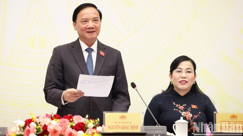 Phó Chủ tịch Quốc hội Nguyễn Khắc Định chủ trì họp báo về chương trình Kỳ họp thứ 8, Quốc hội Khóa XV. (Ảnh: DUY LINH)