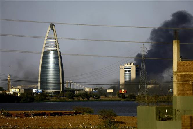 Khói bốc lên sau giao tranh tại Khartoum, Sudan, ngày 19/4/2023. (Ảnh: THX/TTXVN)