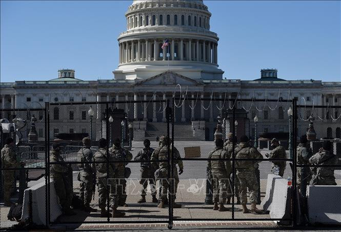 Lực lượng an ninh được triển khai tại Đồi Capitol, thủ đô Washington của Mỹ. (Ảnh: AFP/TTXVN)