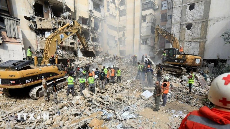Lực lượng cứu hộ dọn dẹp đống đổ nát sau cuộc tập kích của Israel tại Beirut, Liban. (Ảnh: THX/TTXVN)