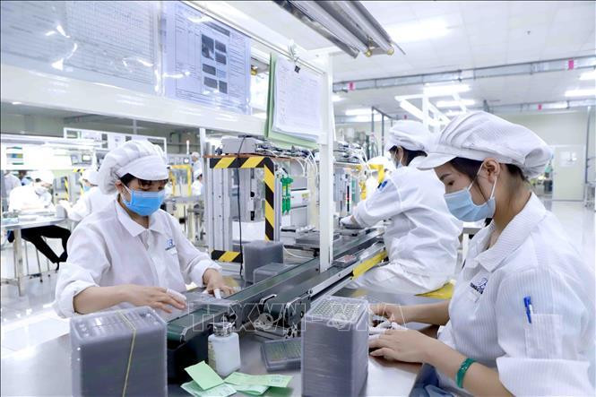 Sản xuất linh kiện điện tử tại Công ty Youngbag Viina, khu công nghiệp Bình Xuyên, Vĩnh Phúc. (Ảnh minh họa: TTXVN)