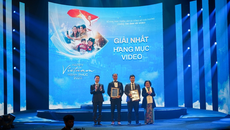 Nguyên Phó Chủ tịch nước Trương Mỹ Hoa và Bộ trưởng Thông tin và Truyền thông Nguyễn Mạnh Hùng trao Giải Nhất cho 2 tác giả. (Ảnh: TRUNG HƯNG) 