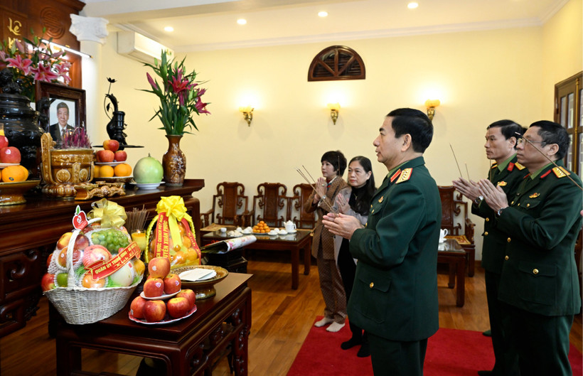 Đại tướng Phan Văn Giang dâng hương tưởng nhớ đồng chí Thượng tướng Lê Khả Phiêu, nguyên Tổng Bí thư, nguyên Chủ nhiệm Tổng cục Chính trị Quân đội nhân dân Việt Nam. (Ảnh: qdnd.vn)