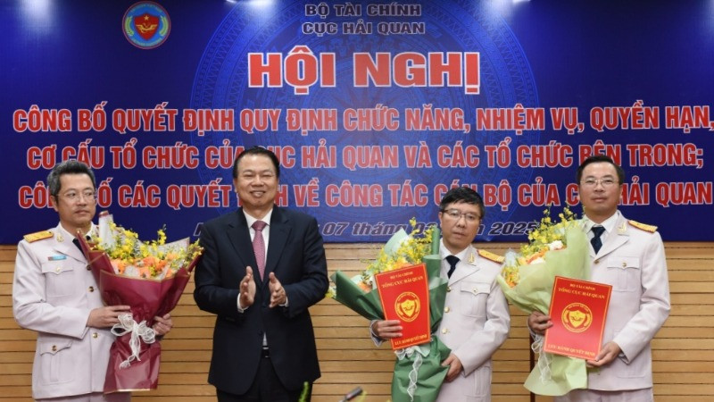 Thứ trưởng Tài chính Nguyễn Đức Chi trao quyết định và tặng hoa chúc mừng 3 Phó Cục trưởng Cục Hải quan.