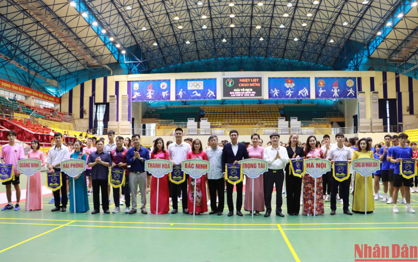 Trao cờ lưu niệm cho các đội.