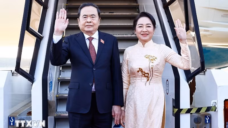 Lễ tiễn Chủ tịch Quốc hội Trần Thanh Mẫn và Phu nhân tại sân bay Nagasaki. (Ảnh: TTXVN)