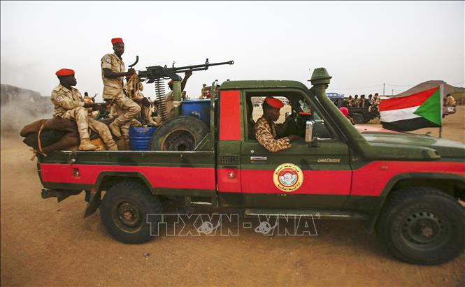 Các thành viên Lực lượng hỗ trợ nhanh (RSF) tuần tra tại làng Qarri, cách thủ đô Khartoum của Sudan 90km về phía bắc. (Ảnh tư liệu: AFP/TTXVN)