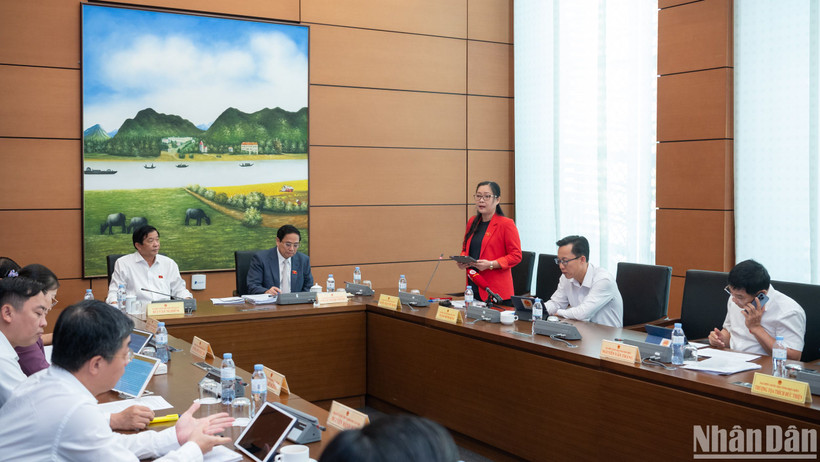 Quang cảnh thảo luận tại Tổ 8. (Ảnh: THỦY NGUYÊN)