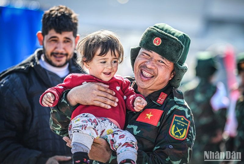 Tác phẩm “Nụ cười trong tâm chấn động đất Thổ Nhĩ Kỳ” của tác giả Trần Thành Đạt, Báo Nhân Dân, tham dự cuộc thi. 