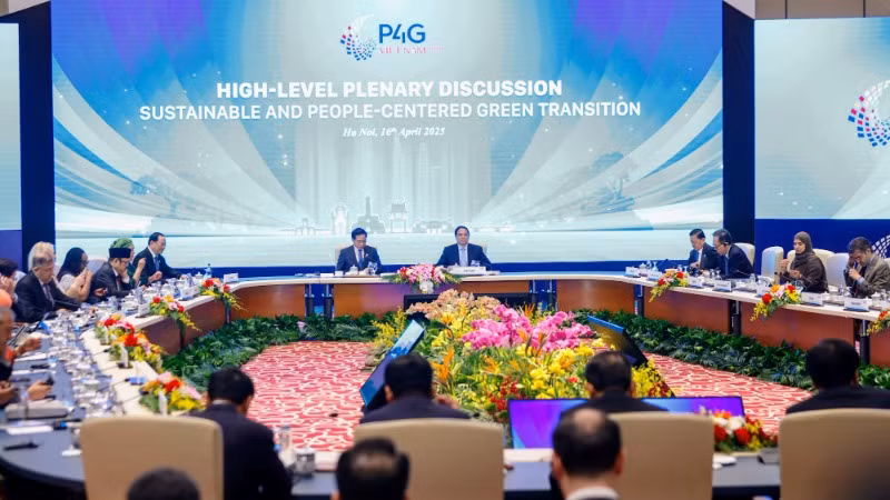 Thủ tướng Phạm Minh Chính chủ trì Phiên thảo luận cấp cao với chủ đề "Chuyển đổi xanh bền vững, lấy con người làm trung tâm". (Ảnh: VGP)