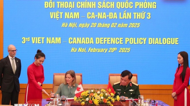 Thứ trưởng Quốc phòng, Thượng tướng Hoàng Xuân Chiến và bà Stefanie Beck, Thứ trưởng Quốc phòng Canada ký Biên bản Đối thoại chính sách quốc phòng Việt Nam-Canada lần thứ 3. (Ảnh: TTXVN)