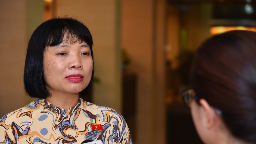Đại biểu Nguyễn Thị Việt Nga trao đổi với báo chí bên hành lang Quốc hội. (Ảnh: THỦY NGUYÊN) 