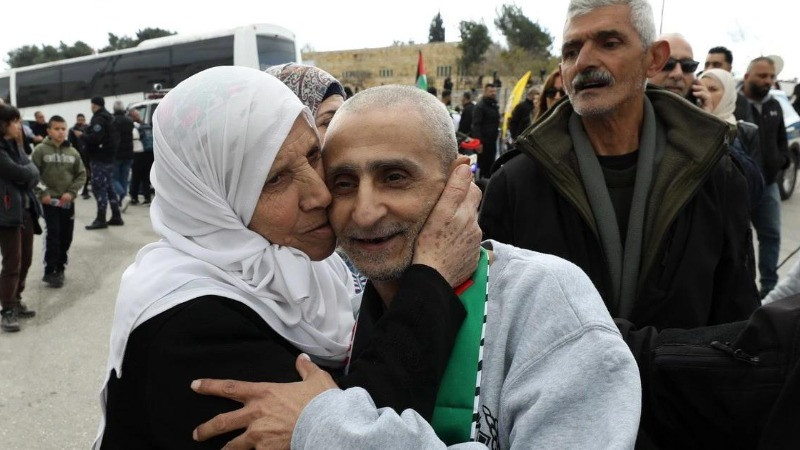 Người thân đón các tù nhân Palestine được trả tự do tại thành phố Ramallah, Khu Bờ Tây, ngày 1/2/2025. (Ảnh: THX/TTXVN)
