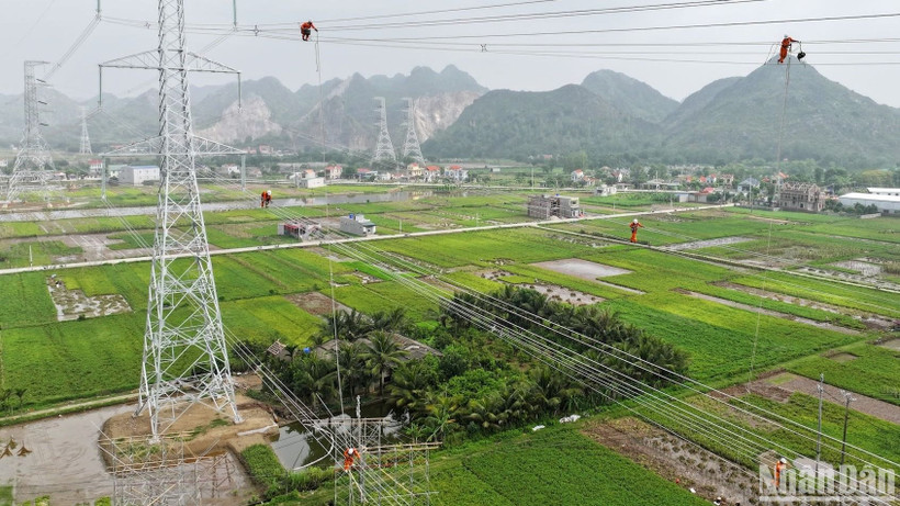 Thi công dự án đường dây 500kV mạch 3 trên địa bàn tỉnh Thanh Hóa. (Ảnh: TUẤN HUY)