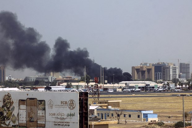 Khói bốc lên sau các cuộc giao tranh gần sân bay Khartoum, Sudan, ngày 15/4/2023. (Ảnh: AFP/TTXVN)