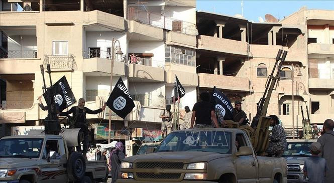 Các tay súng IS tuần tra tại thành phố Raqa, Syria. (Ảnh tư liệu: AFP/TTXVN)